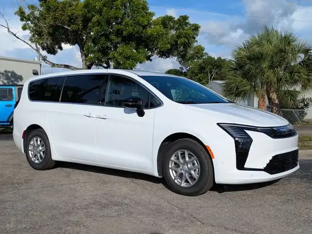 2027 Chrysler Pacifica Select's photo