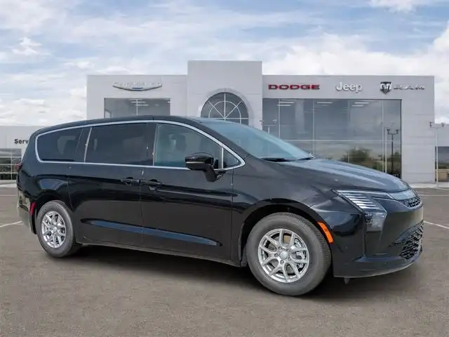 2027 Chrysler Pacifica Select's photo