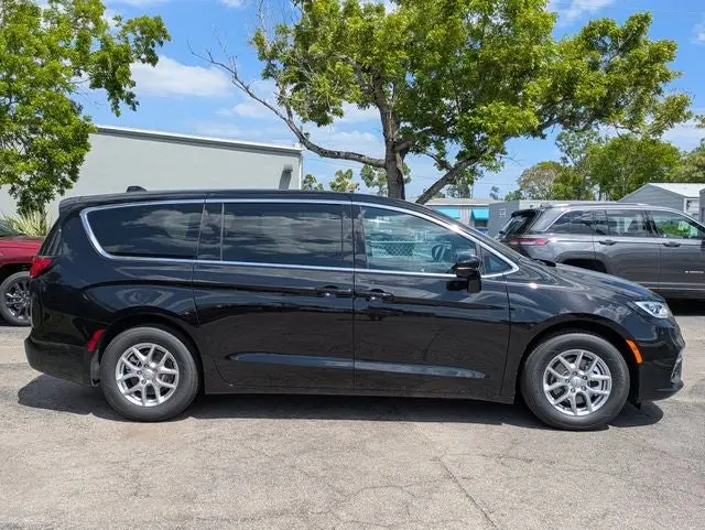 2026 Chrysler Pacifica Select photo 3