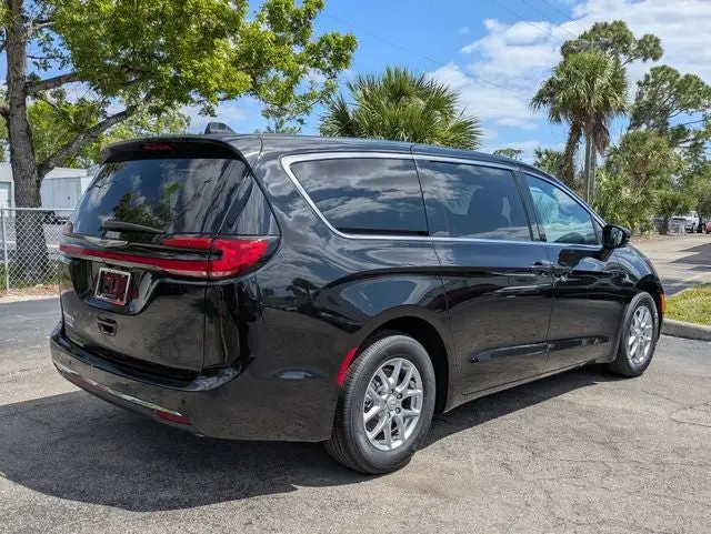 2026 Chrysler Pacifica Select photo 4