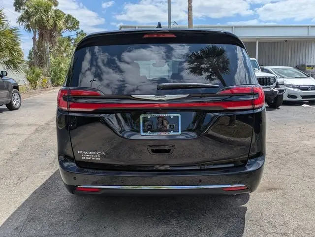 2026 Chrysler Pacifica Select photo 5