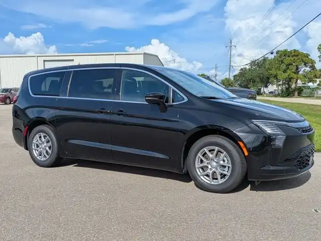 2027 Chrysler Pacifica Select's photo