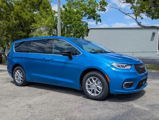 2026 Chrysler Pacifica Select's photo
