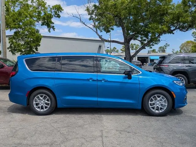 2026 Chrysler Pacifica Select photo 3