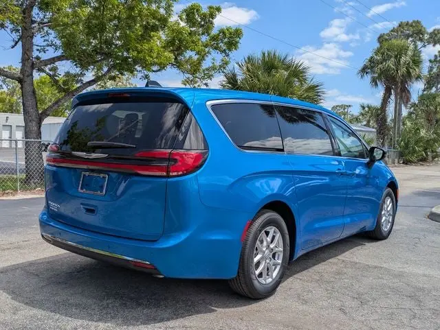 2026 Chrysler Pacifica Select photo 4