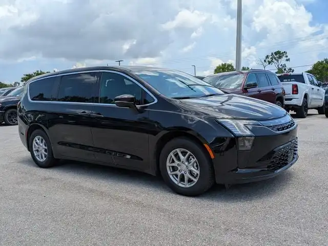 2027 Chrysler Pacifica Select's photo