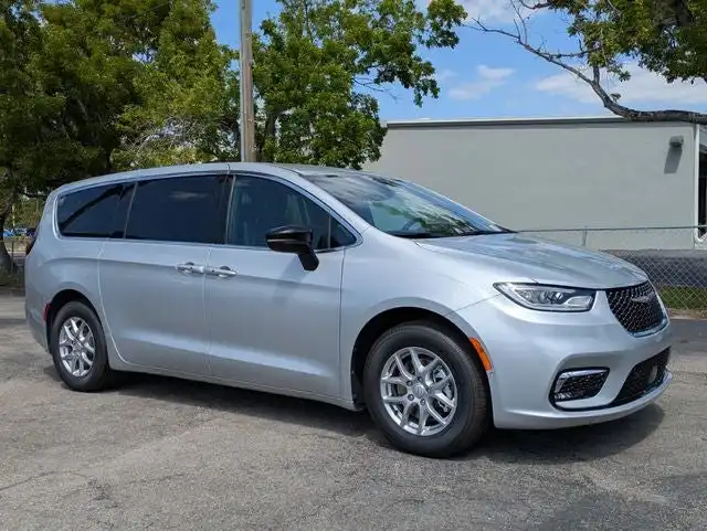 2026 Chrysler Pacifica Select's photo