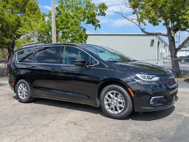 2026 Chrysler Pacifica Select's photo