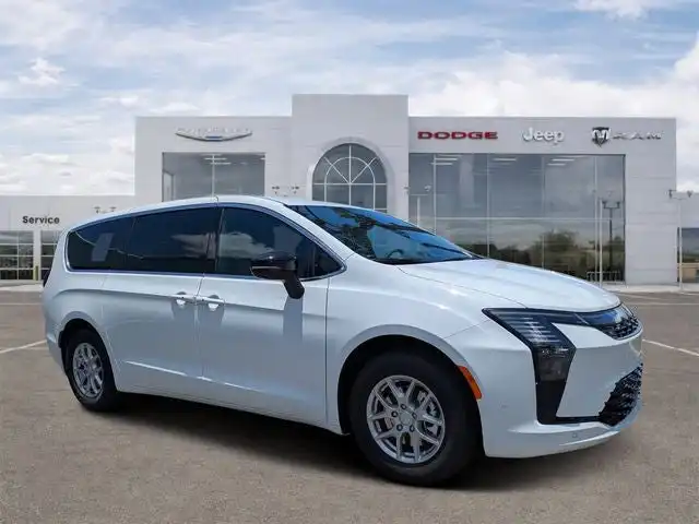 2027 Chrysler Pacifica Select's photo
