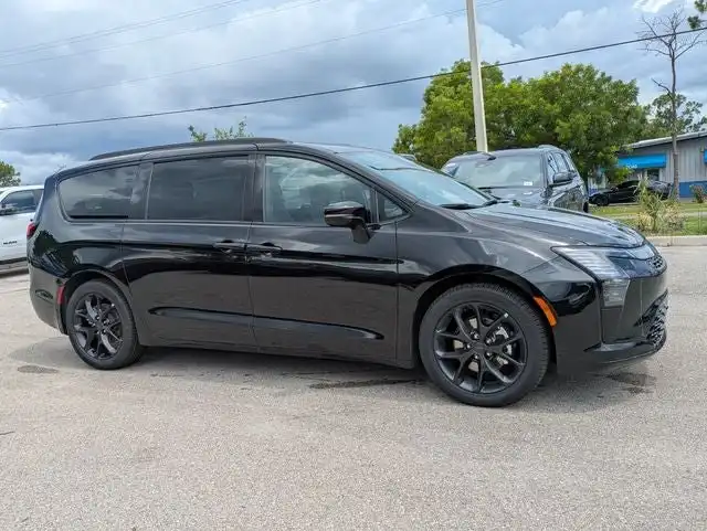 2027 Chrysler Pacifica Limited's photo