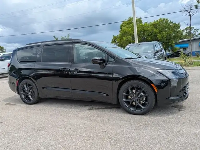 2027 Chrysler Pacifica Limited's photo