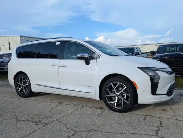 2027 Chrysler Pacifica Pinnacle's photo