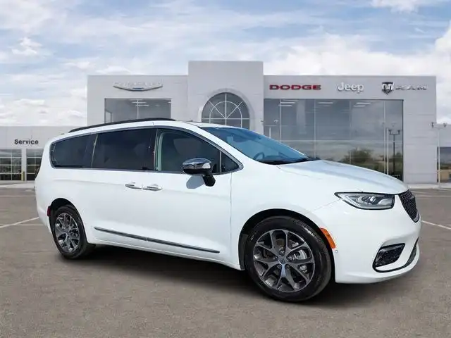 2023 Chrysler Pacifica Limited AWD's photo