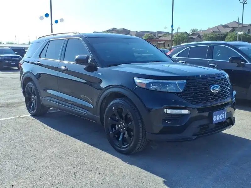 2023 Ford Explorer ST-LINE RWD's photo