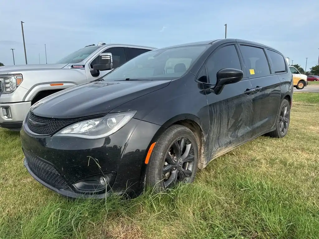 2020 Chrysler Pacifica Touring's photo