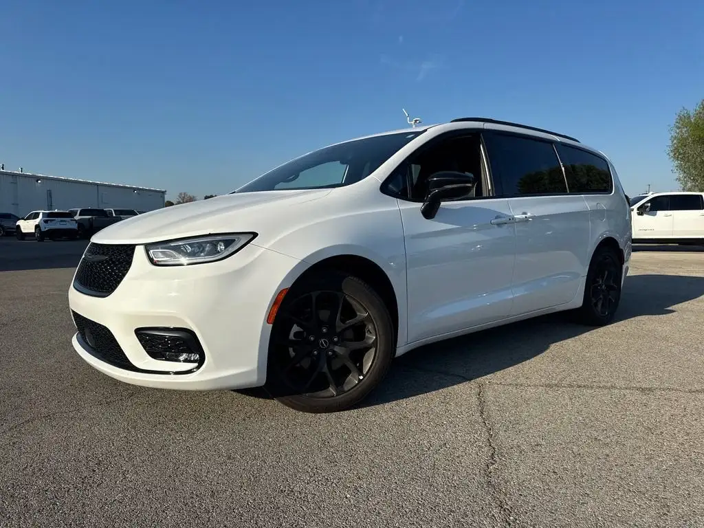 2025 Chrysler Pacifica Limited's photo
