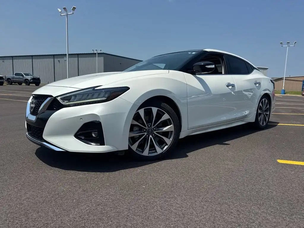 2023 Nissan Maxima Platinum's photo