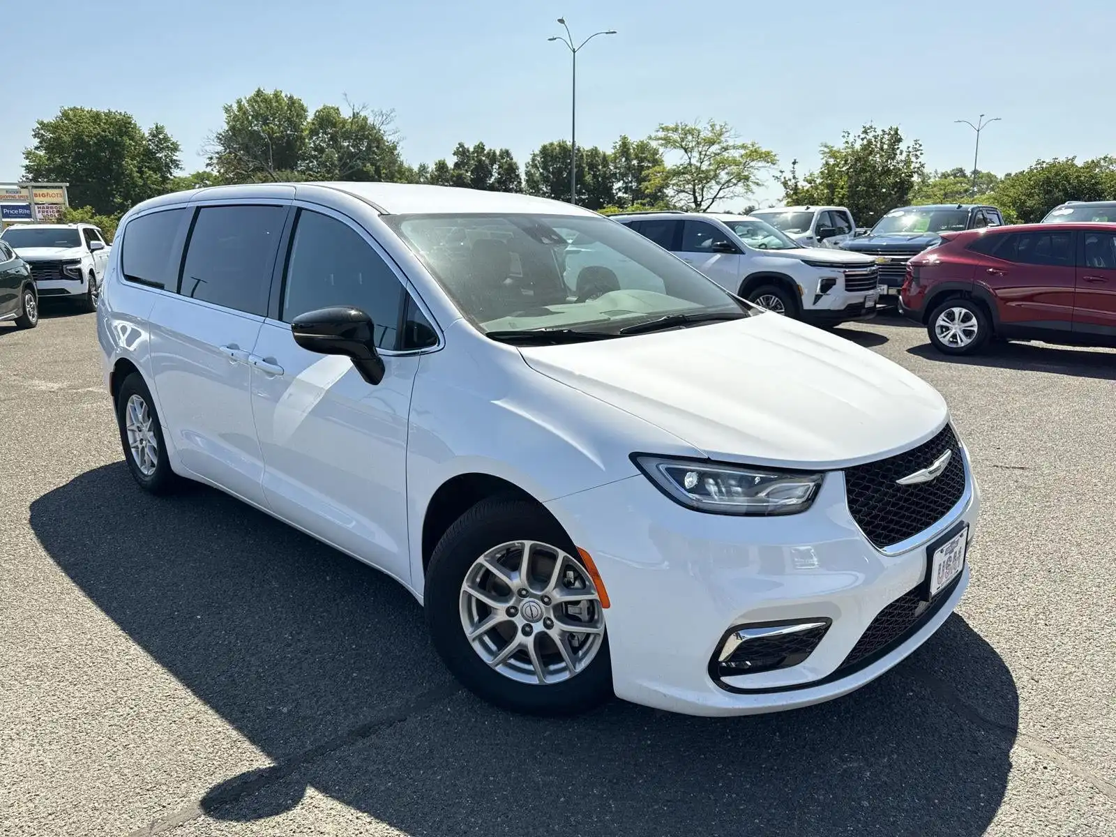 2025 Chrysler Pacifica Select's photo