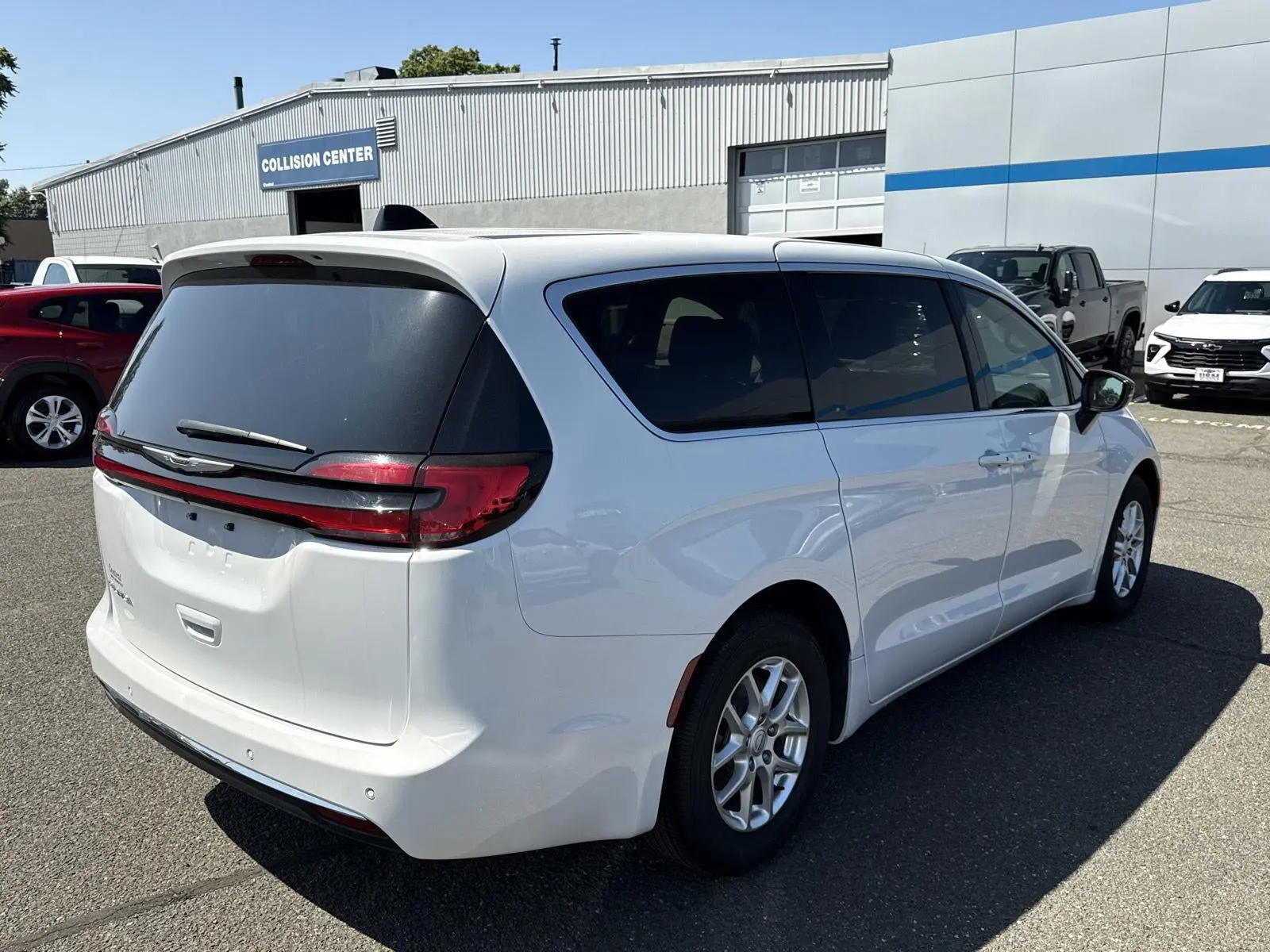 2025 Chrysler Pacifica Select photo 3