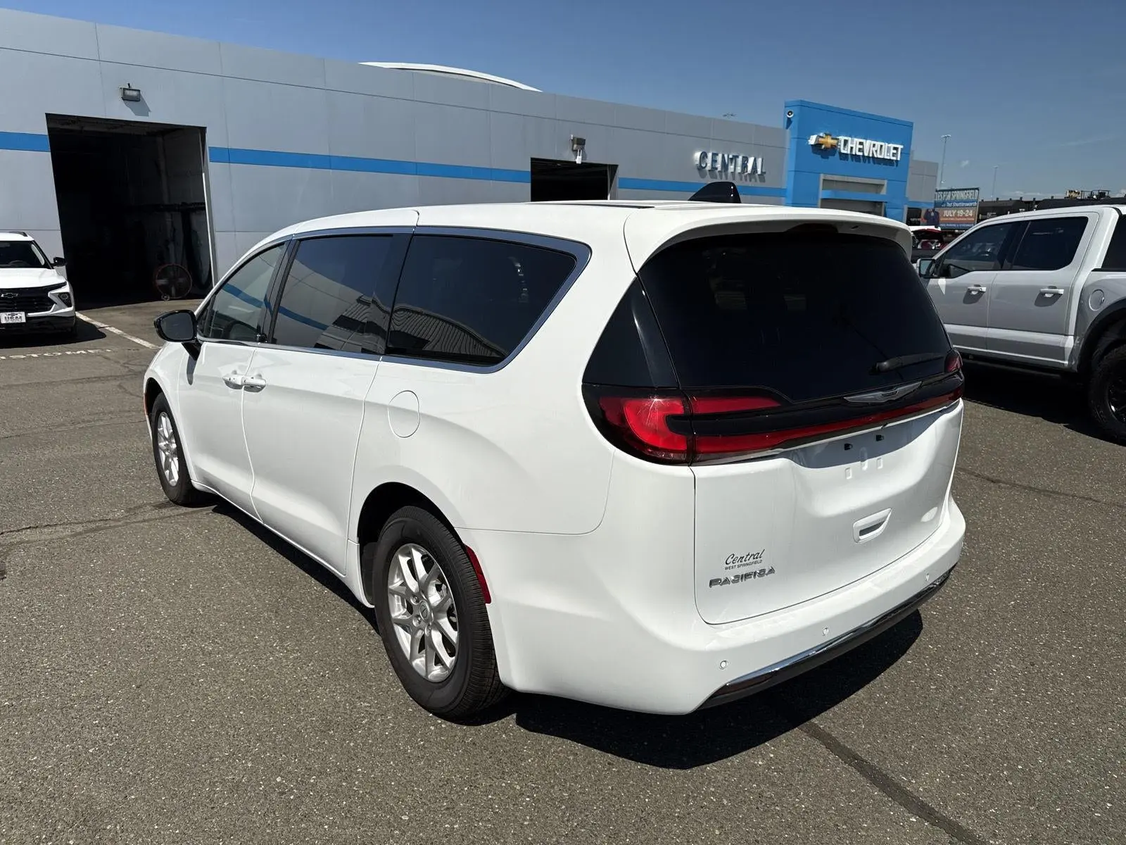 2025 Chrysler Pacifica Select photo 5