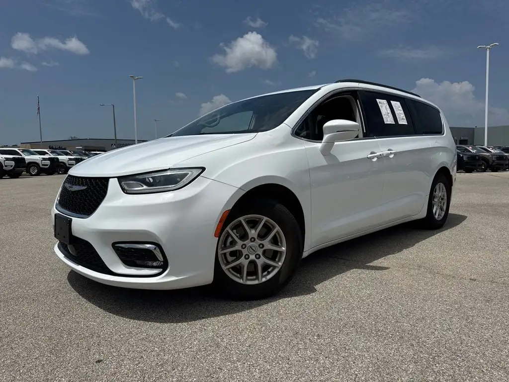2022 Chrysler Pacifica Touring L's photo