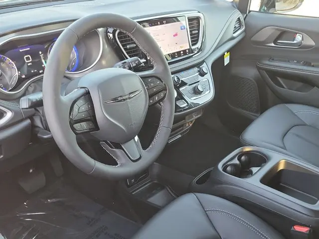 2026 Chrysler Pacifica Select photo 3