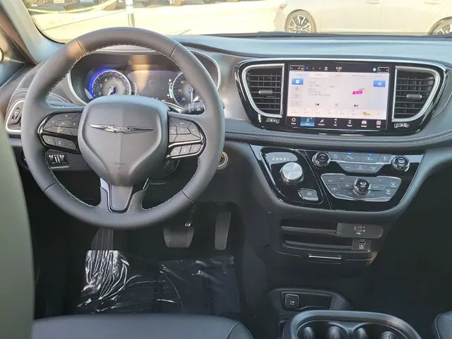 2026 Chrysler Pacifica Select photo 4