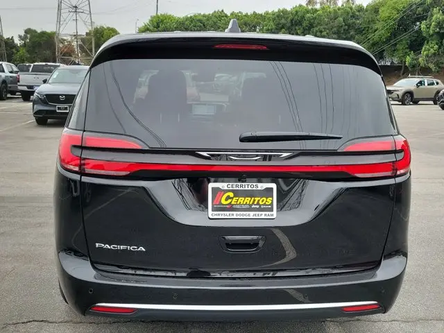 2027 Chrysler Pacifica Select photo 3
