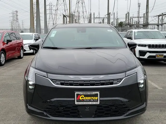 2027 Chrysler Pacifica Select photo 5