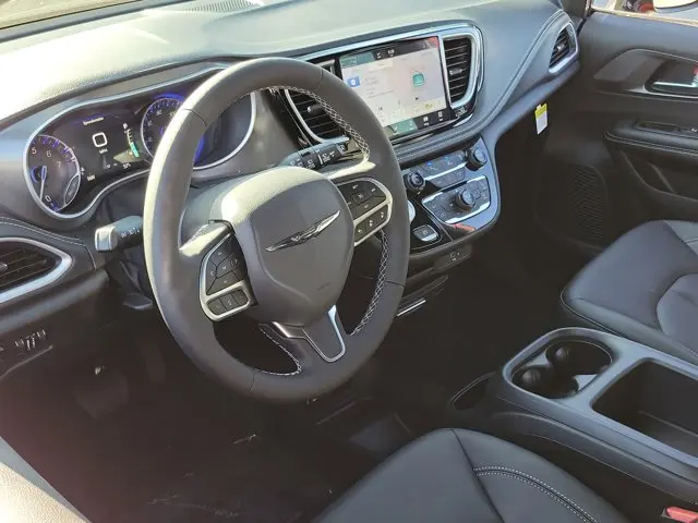 2026 Chrysler Pacifica Select photo 3