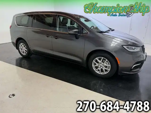 2023 Chrysler Pacifica Touring L's photo