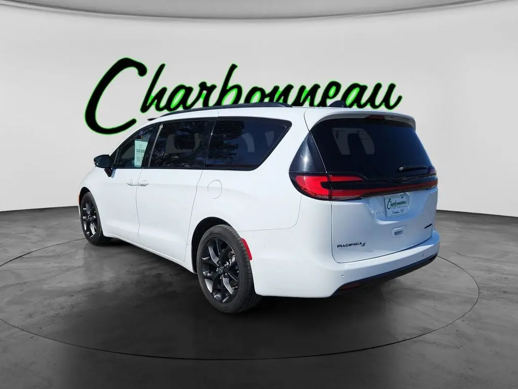 2025 Chrysler Pacifica Limited photo 3