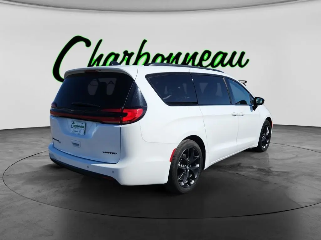 2025 Chrysler Pacifica Limited photo 5