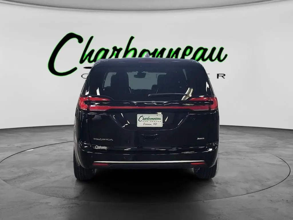 2027 Chrysler Pacifica Select AWD photo 4