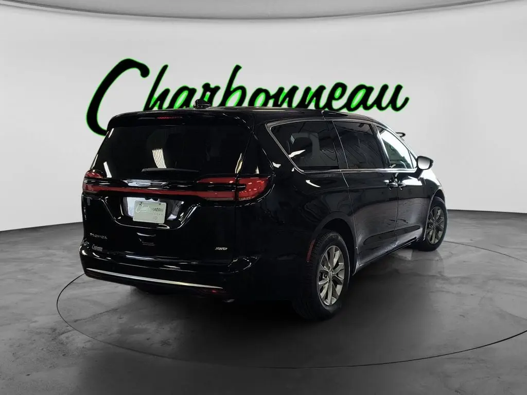 2027 Chrysler Pacifica Select AWD photo 5
