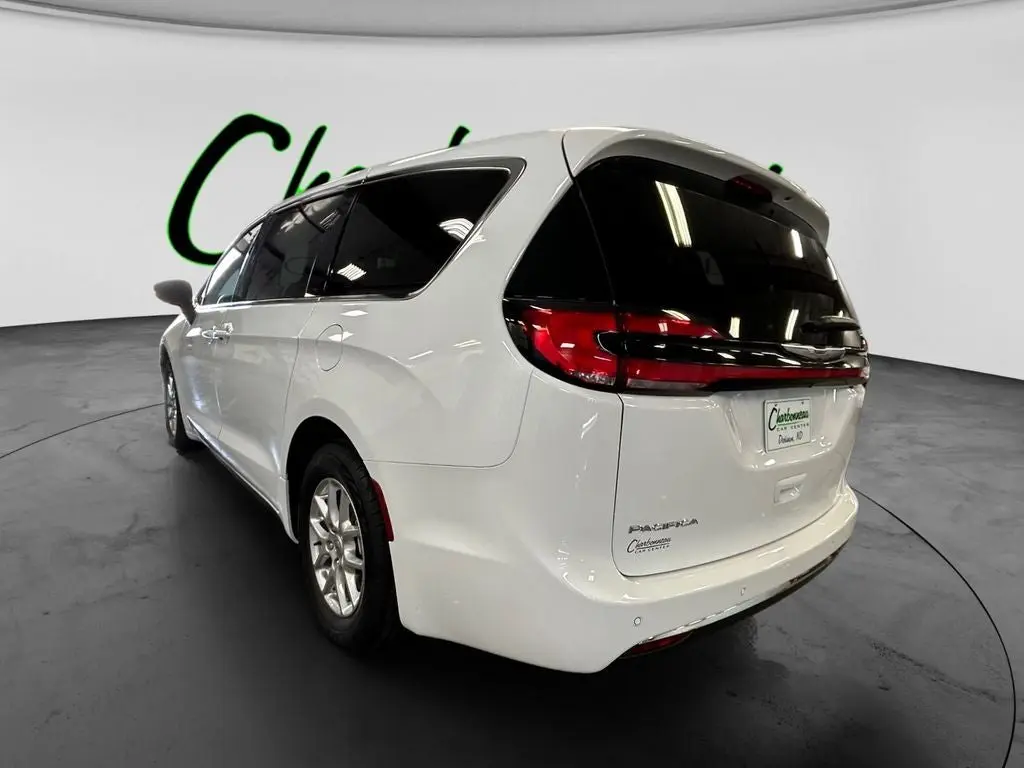 2025 Chrysler Pacifica Select photo 3