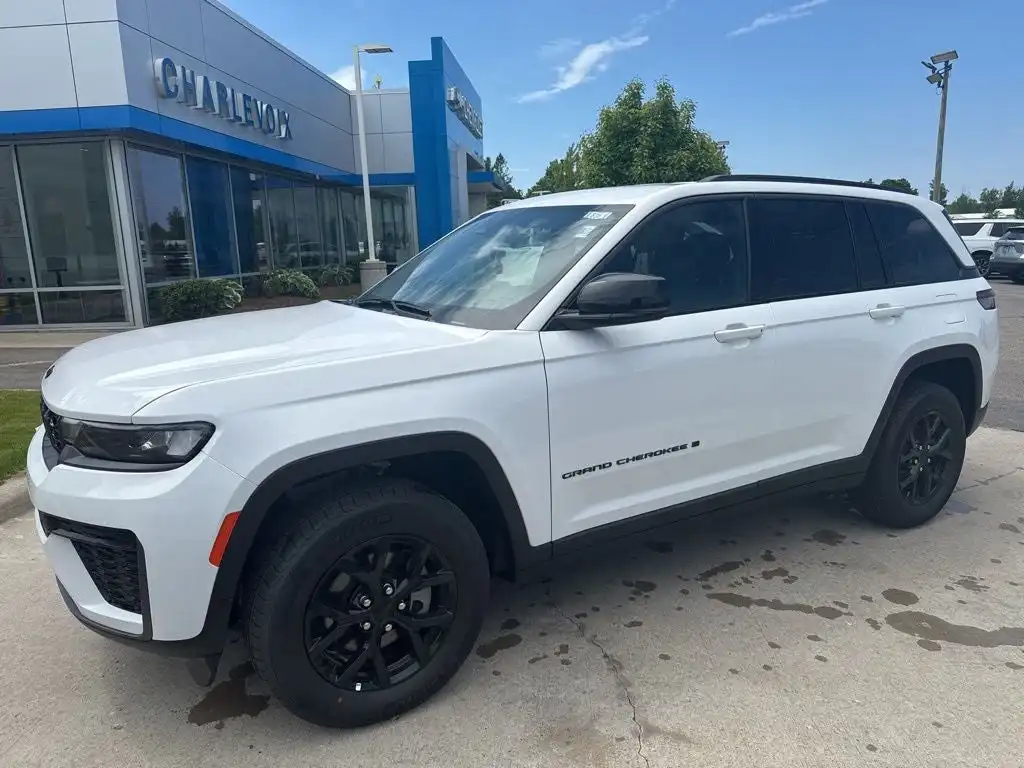 2026 Jeep Grand Cherokee Laredo Altitude 4WD's photo
