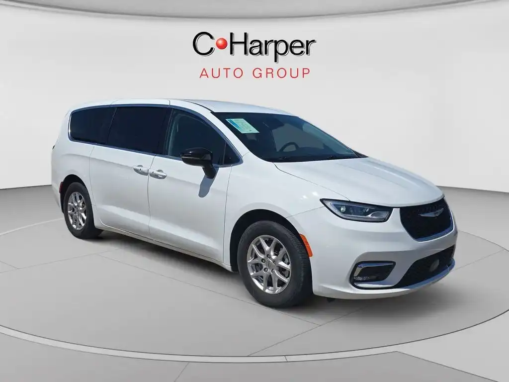 2024 Chrysler Pacifica Touring L's photo
