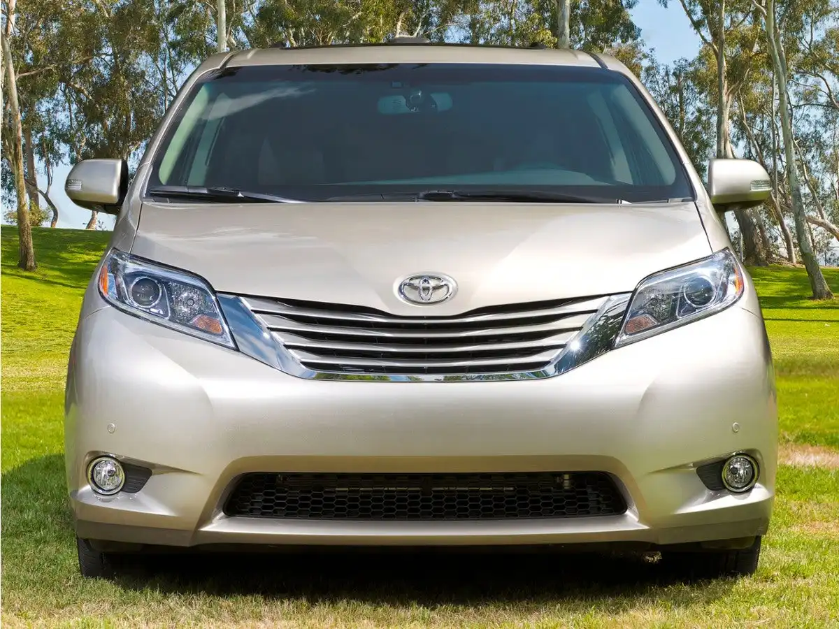 2017 Toyota Sienna XLE Premium V6 AWD 7-Passenger's photo