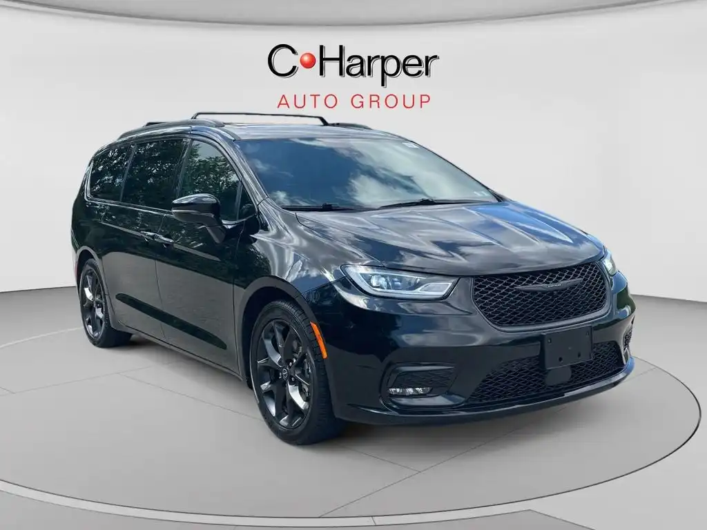 2025 Chrysler Pacifica Limited's photo