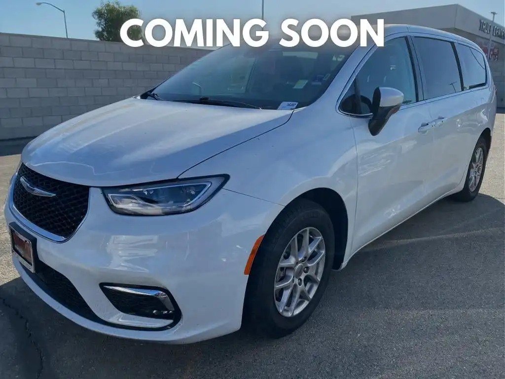 2023 Chrysler Pacifica Touring L's photo