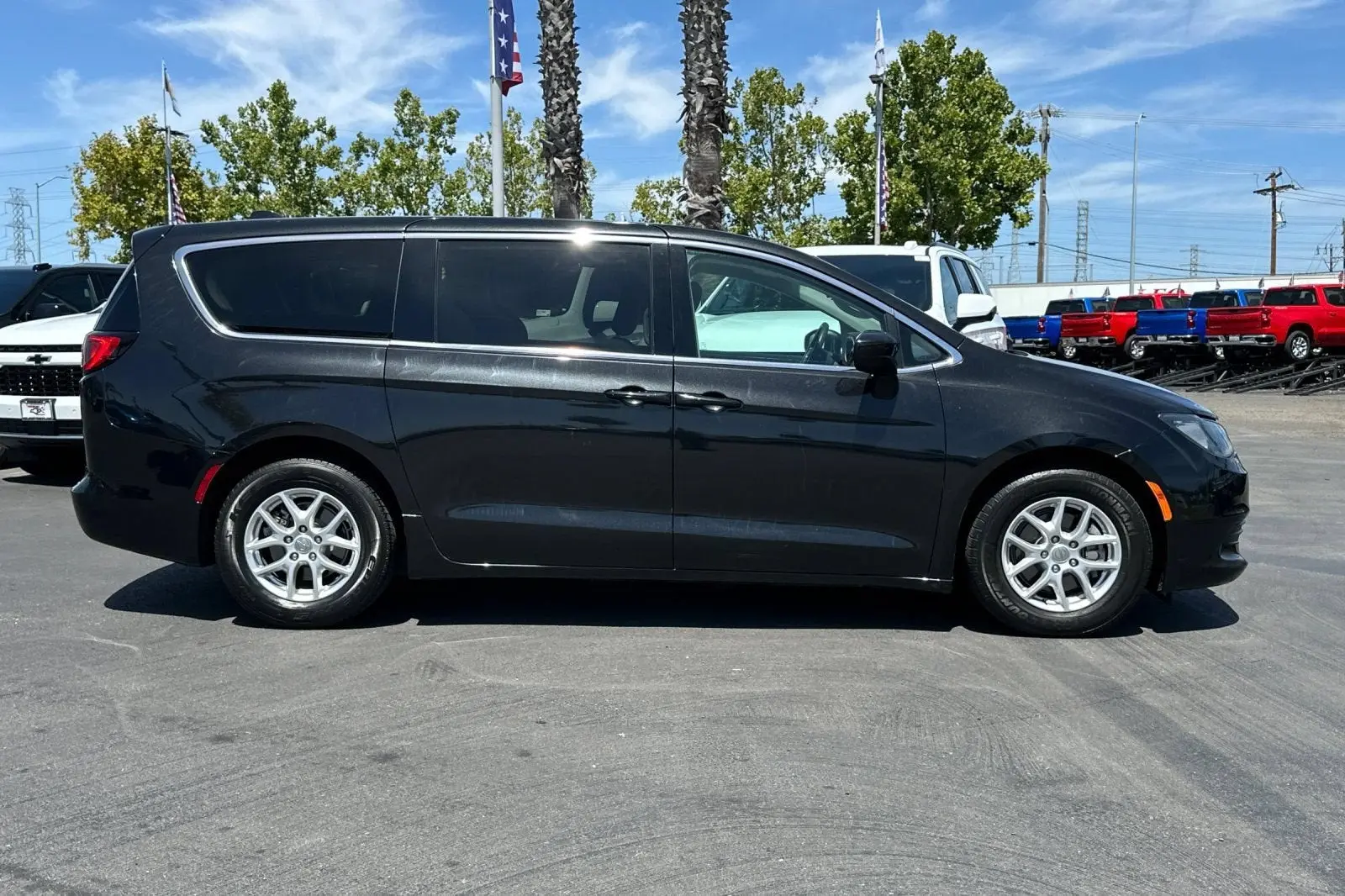 2018 Chrysler Pacifica Touring photo 3