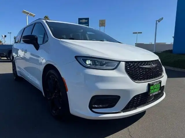 2025 Chrysler Pacifica Limited's photo