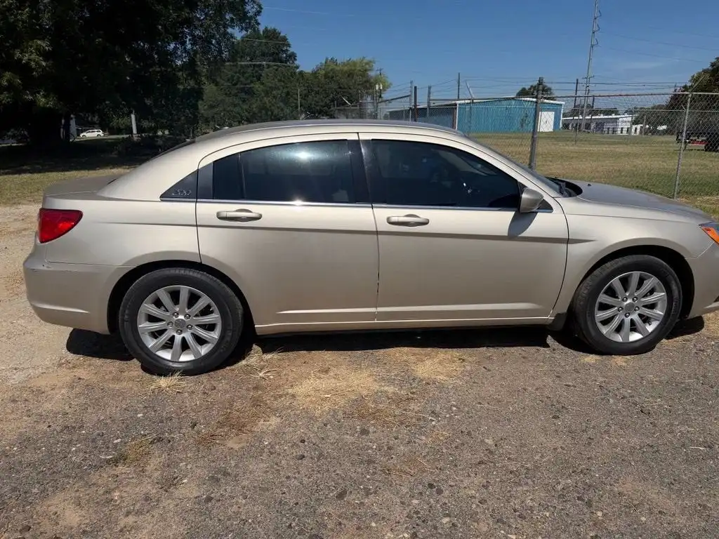 2013 Chrysler 200 Touring's photo