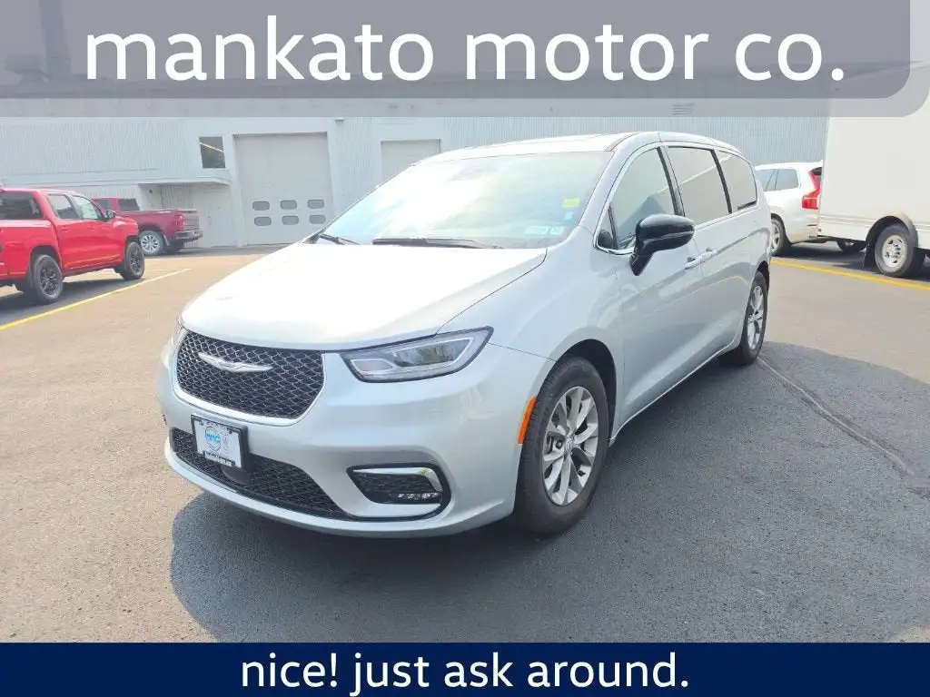2026 Chrysler Pacifica Limited's photo