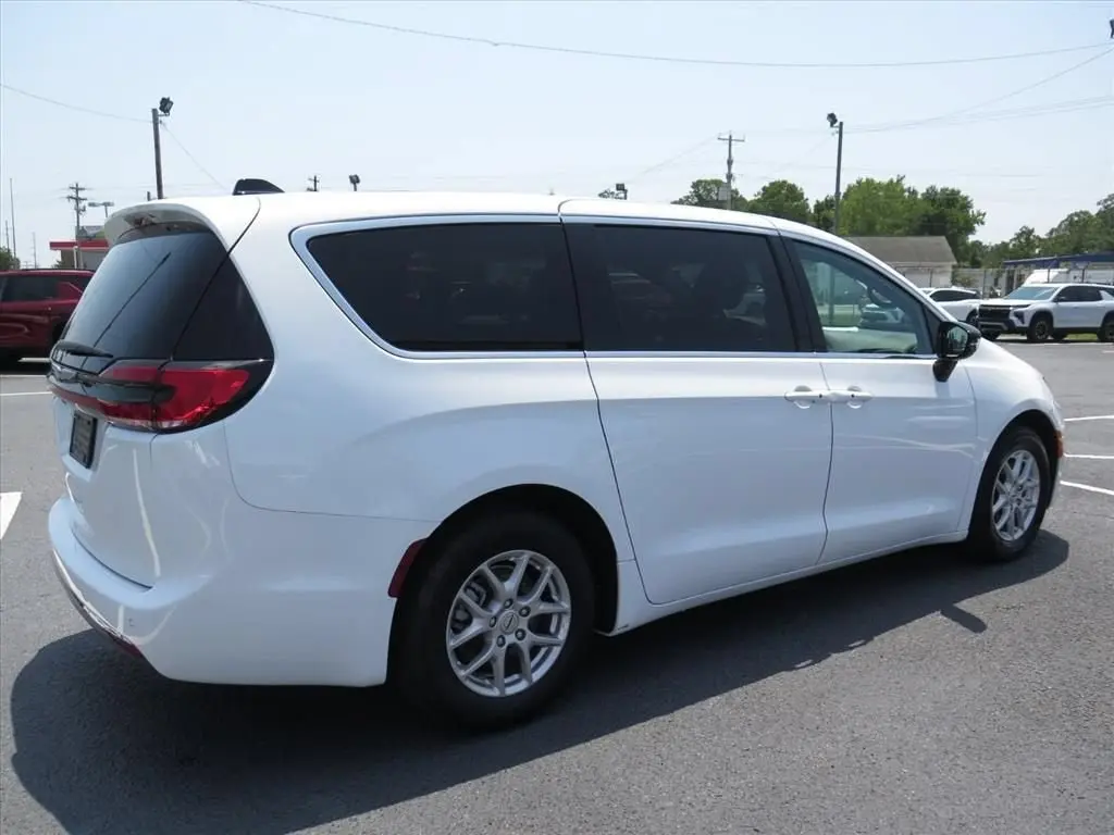 2025 Chrysler Pacifica Select photo 3