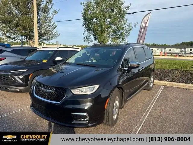 2023 Chrysler Pacifica Limited's photo