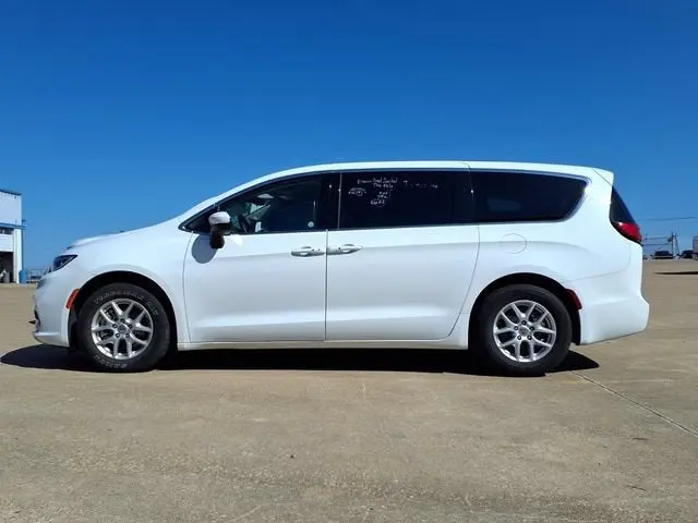 2023 Chrysler Pacifica Touring L photo 3