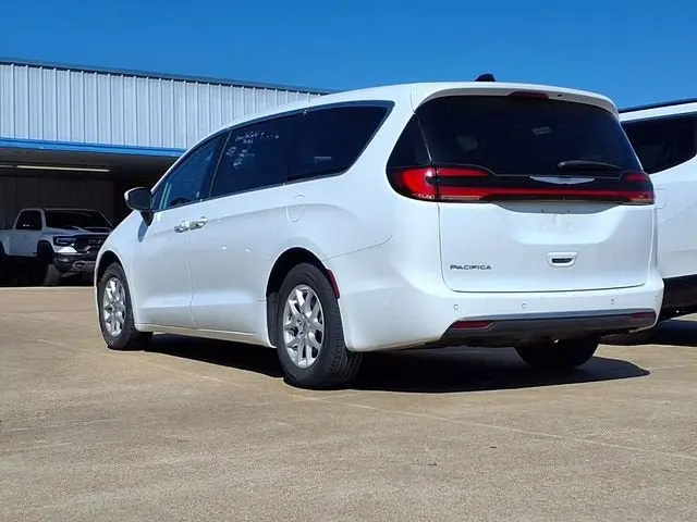 2023 Chrysler Pacifica Touring L photo 4