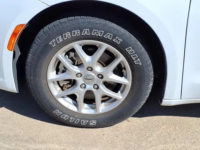 2023 Chrysler Pacifica Touring L photo 5